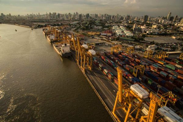 ships-waiting-be-upload-offload-containers.jpg